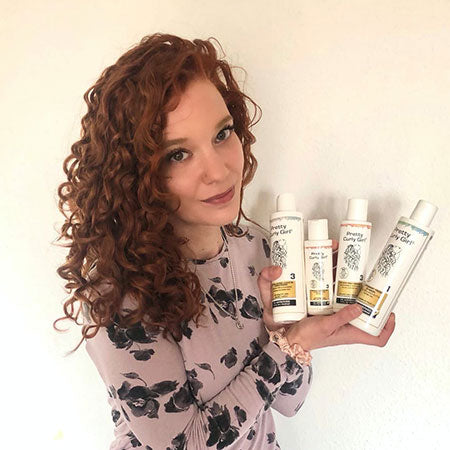 Yvonne mit lockigem Haar