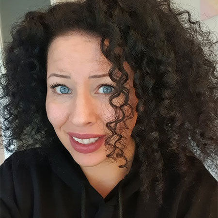 Christine mit lockigem Haar