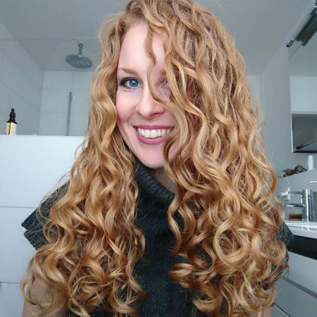 Tanja mit wellig-lockigem Haar