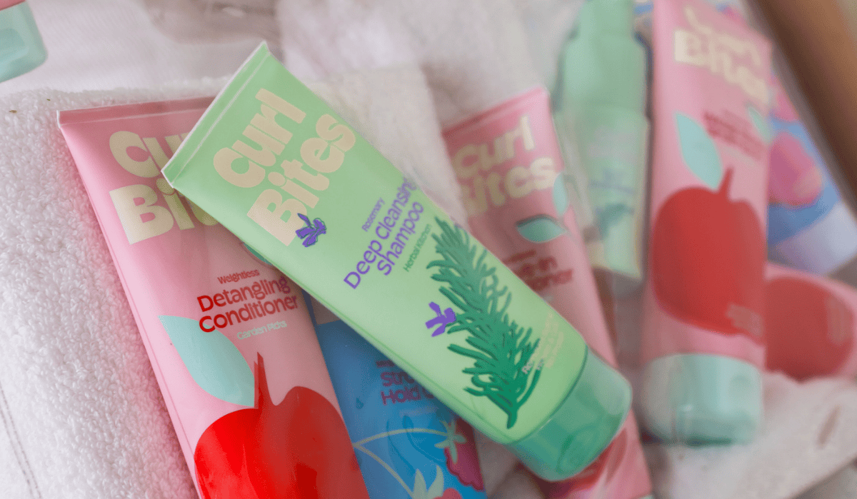 Verschiedene bunte Curl Bites Verpackungen in einer durchsichtigen Tasche