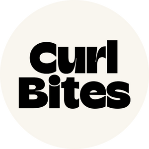 Curl Bites Logo – Klicken, um zur Kollektionsseite für Curl Bites Haarpflegeprodukte zu gelangen