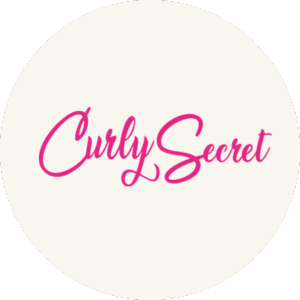 Curly Secret Logo – Klicken, um zur Kollektionsseite für Curly Secret Haarpflegeprodukte zu gelangen