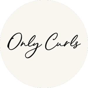 Only Curls Logo – Klicke auf das Logo, um zur Kollektionsseite für Only Curls Haarpflegeprodukte zu gelangen