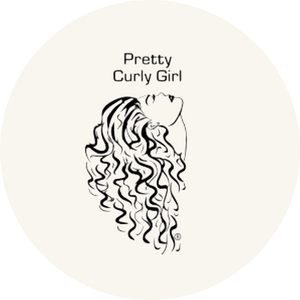 Pretty Curly Girl Logo – Hier klicken, um zur Kollektionsseite für Pretty Curly Girl Haarpflegeprodukte zu gelangen