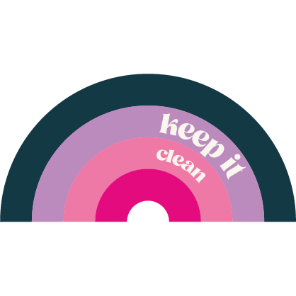 Halbkreisförmiges Regenbogen-Design mit vier farbigen Bögen in Dunkelblau, Lila, Rosa und Pink. In weißer Schrift steht: ‚keep it clean‘