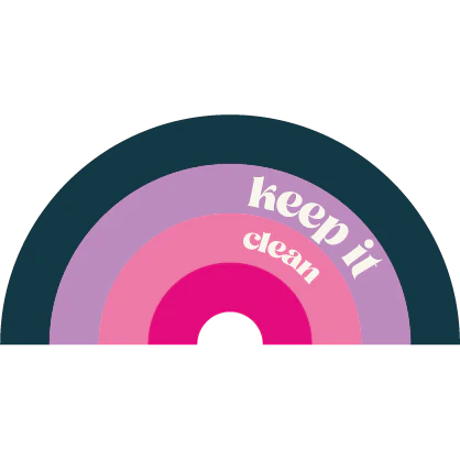 Halbkreisförmiges Regenbogen-Design mit vier farbigen Bögen in Dunkelblau, Lila, Rosa und Pink. In weißer Schrift steht: ‚keep it clean‘.