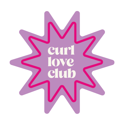 Lila, sternförmiges Emblem mit pinkem Rand und weißer Schrift: ‚curl love club‘.