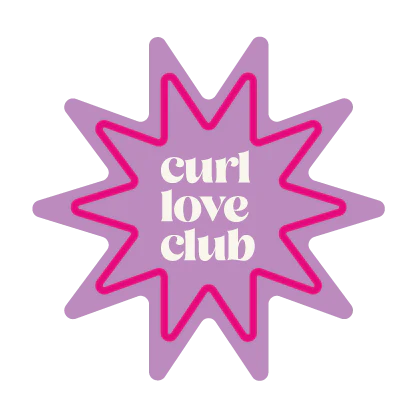 Lila, sternförmiges Emblem mit pinkem Rand und weißer Schrift: ‚curl love club‘.“