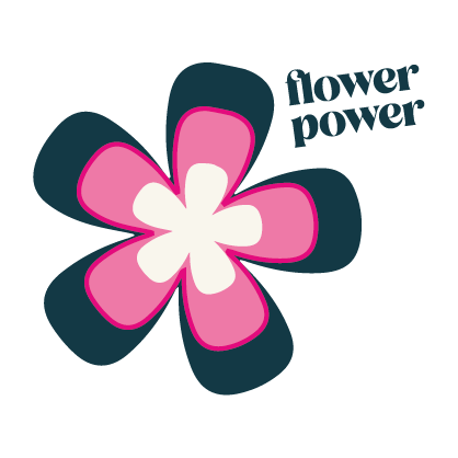 Blumenmotiv mit fünf pinken Blütenblättern, dunkelblauem Rand und weißem Zentrum. Rechts oben steht in dunkelblauer Schrift: ‚flower power‘.