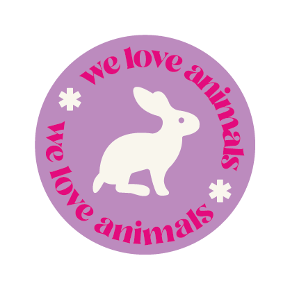 Rundes, lila Logo mit weißem Kaninchen in der Mitte. In pinker Schrift steht zweimal am Rand: ‚we love animals‘, ergänzt durch zwei Sternchen-Symbole.