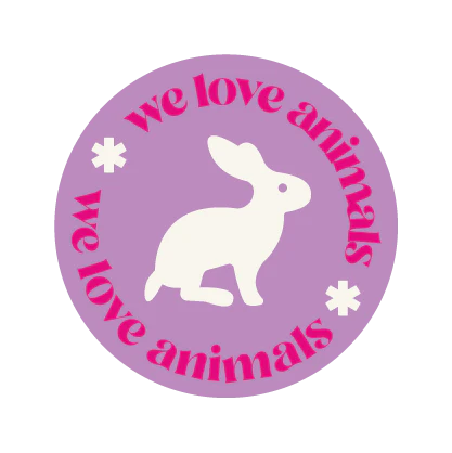 Rundes, lila Logo mit weißem Kaninchen in der Mitte. In pinker Schrift steht zweimal am Rand: ‚we love animals‘, ergänzt durch zwei Sternchen-Symbole.