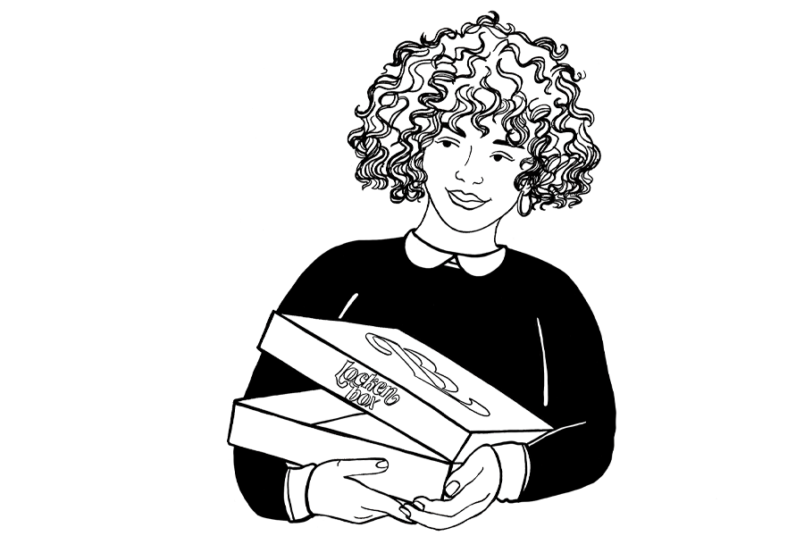 Schwarz-weiße Zeichnung einer Person mit lockigem Haar, die zwei geöffnete Boxen mit der Aufschrift ‚Lockenbox‘ in den Händen hält. Nacheinander erscheinen animiert vier Produkte in der Luft: ein Tiegel, eine Tube, eine Sprühflasche und ein Haargummi.