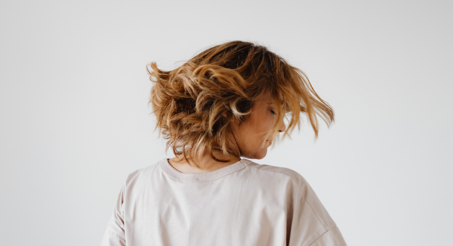 Locken mit kurzen Haaren