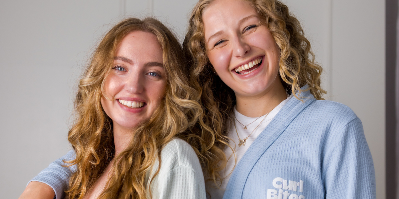 "Curly Girl Methode auf dem Vormarsch – zwei lockenhaarige Schwestern haben den Dreh raus: Mit ihrem Unternehmen Lockenbox wollen sie die Lockenpracht weiter salonfähig machen"