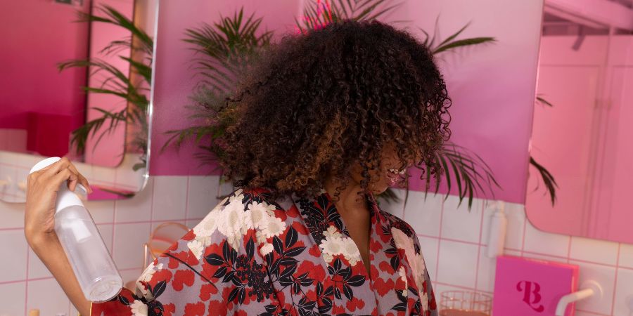 Locken färben: Strähnchen und Curlyage für lockiges Haar